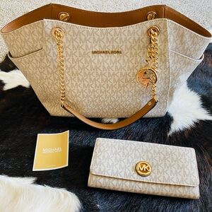 Michael Kors Shoulder Bag with matching Wallet in Vanilla/Acorn.